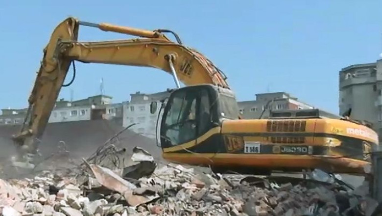 Lucrare marca "Dorel" la Arad: zid daramat peste gradinile localnicilor Imagine