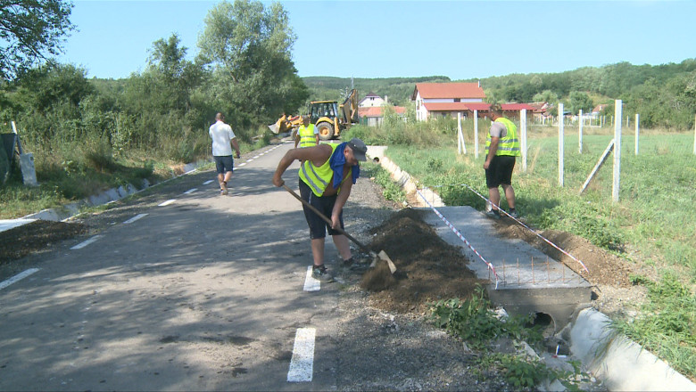 Lucrari de mantuiala pe bani publici. Podete construite fara armatura s-au surpat sub masini. „S-a omis. Greseli nu mai sunt in viata?” Imagine