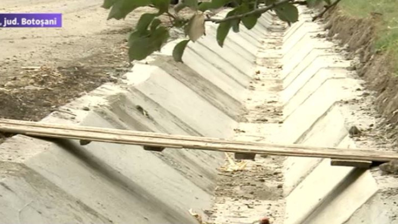 Lucrari facute in bataie de joc, in Botosani. A fost construit un sant pentru apa de ploaie, dar fara podete Imagine