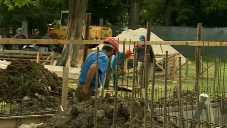 Lucrarile de reamenajare a gradinii zoologice din Craiova se fac printre animale salbatice Imagine
