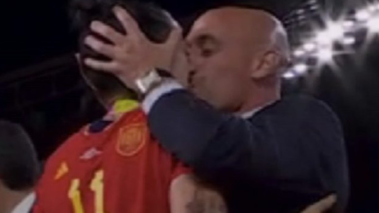 Luis Rubiales va fi pus sub acuzare pentru hartuire sexuala dupa ce a sarutat-o cu forta pe Jenni Hermoso Imagine