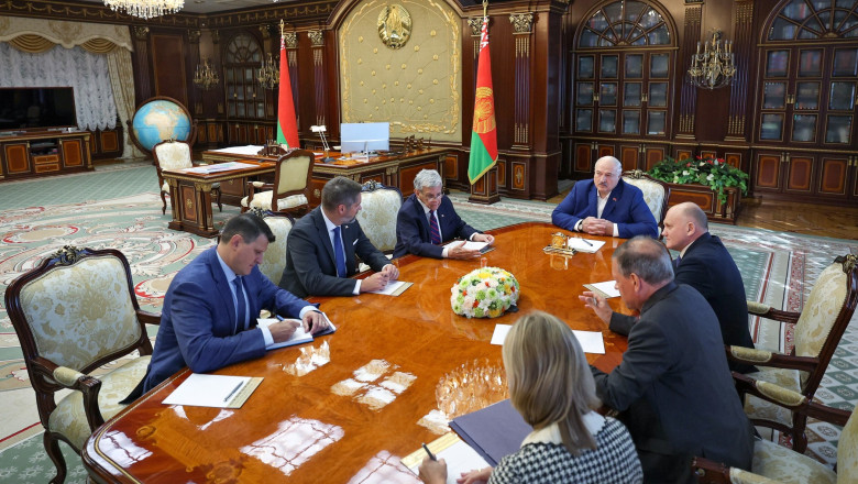 Lukasenko a eliberat 52 de prizonieri politici, dupa o discutie de 5 ore cu trimisul lui Trump. Sanctiunile la care a renuntat SUA Imagine