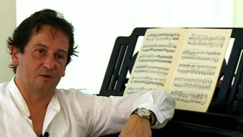 Lumina e in oameni. Horia Mihail, artistul care a scos pianul din sala de spectacol si l-a dus in parc Imagine