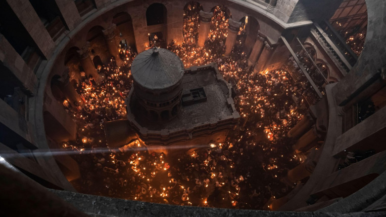 Lumina Sfanta a fost aprinsa la Ierusalim si a ajuns si in Romania. Va fi dusa in toate bisericile pentru Slujba de Inviere Imagine