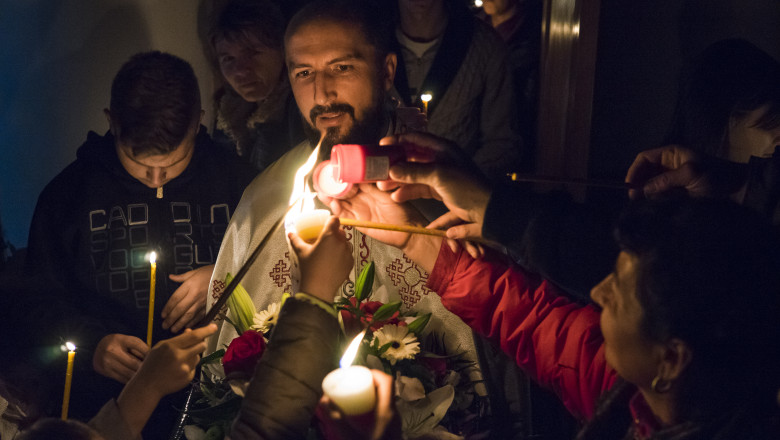 Lumina Sfanta de Paste. Ai voie sa reaprinzi lumanarea daca se stinge in drum spre casa? Ce recomanda preotul pentru ziua Invierii Imagine