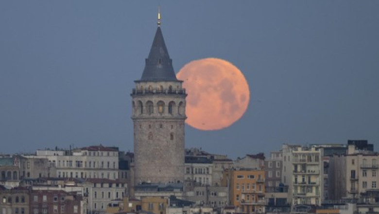 Luna a devenit rosie, cu ocazia unei eclipse totale. Imagini spectaculoase Imagine