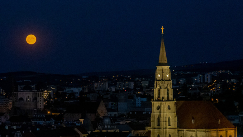 Luna albastra vazuta de la Los Angeles, Istanbul, Kavala si de la Cluj Napoca. Urmatorul fenomen de acest fel va fi abia in 2026 Imagine