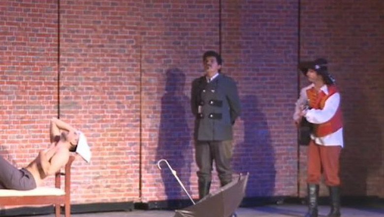 Luna plina... de teatru la Arad. Cozi la casele de bilete si sali pline Imagine