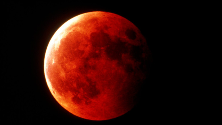 Luna va deveni rosiatica in timpul eclipsei totale din noaptea de duminica spre luni. La ce ora poate fi admirat spectacolul ceresc Imagine
