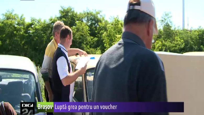 Lupta grea pentru un voucher  Imagine