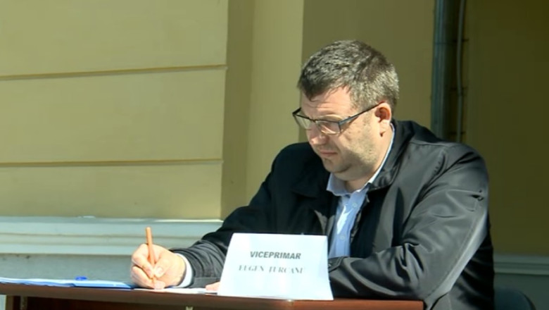 Lupta politica la Botosani. Viceprimarul PSD a fost demis, dar nu pleaca. Cel care l-a inlocuit si-a scos biroul in strada Imagine