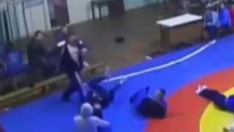 Luptator din Vaslui, lovit cu pumnii si picioarele de antrenor Imagine