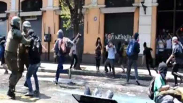 Lupte de strada in Chile intre politie si studentii care cer reforma in educatie Imagine