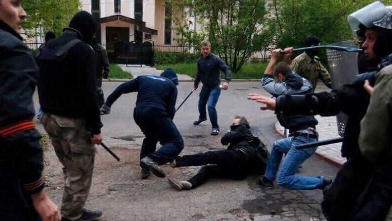 Lupte de strada la Donetk, intre prorusi si proeuropeni. Cel putin 14 oameni au fost raniti Imagine