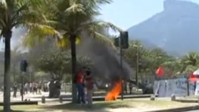 Lupte de strada la Rio de Janeiro. Scoaterea la licitatie a unui camp petrolifer a incins spiritele Imagine