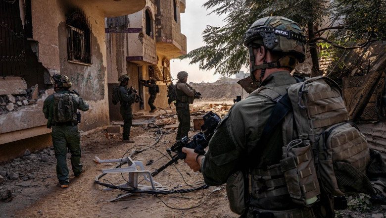 Lupte „fata in fata” cu Hamas, pe strazile din Khan Yunis. IDF: Teroristii au incercat sa scape ascunsi printre femei si copii Imagine