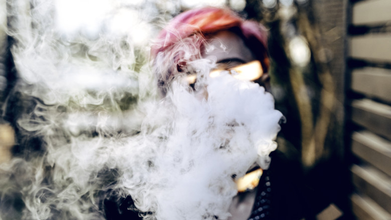 „M-am apucat dintr-o prostie”. Tigarile electronice, o capcana periculoasa pentru tineri. Motivele care ii imping spre fumat Imagine