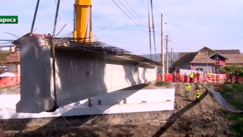 Macara gigant pe santierul unui pod Imagine