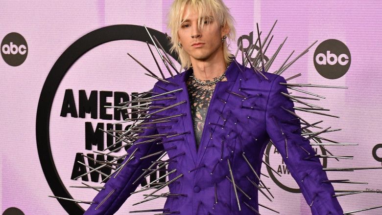 Machine Gun Kelly a crezut ca il va injunghia pe Lionel Richie cu costumul lui, la American Music Awards Imagine