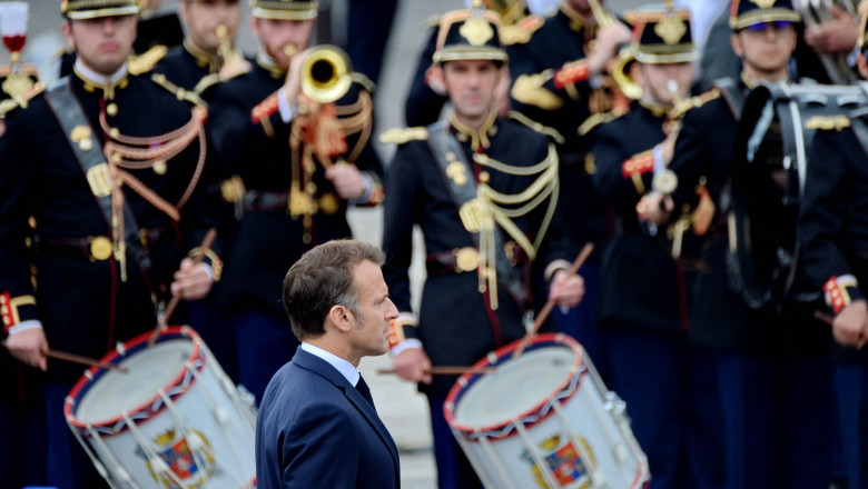 Macron a fost acuzat ca a platit figuranti pentru a-l aplauda la ceremoniile din 14 iulie. Reactie ironica de la Palatul Elysee Imagine