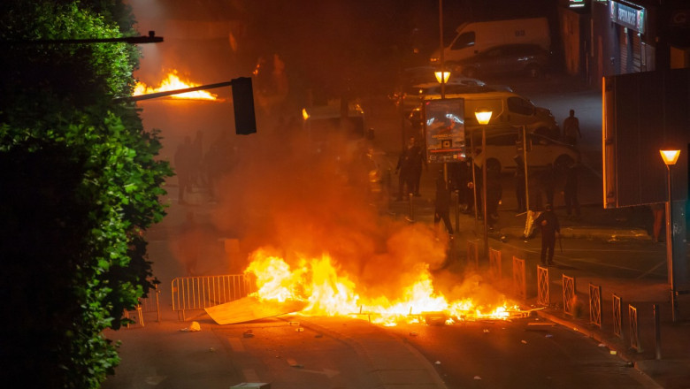 Macron convoaca o noua sedinta de criza la Paris dupa a treia noapte de haos si violenta pe strazile oraselor franceze Imagine