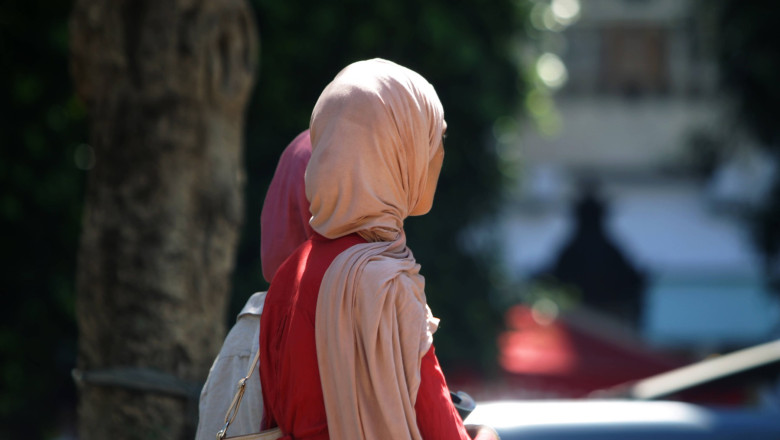 Macron vrea sa „experimenteze” cu uniformele scolare, dupa ce au fost interzise hainele purtate de musulmani Imagine