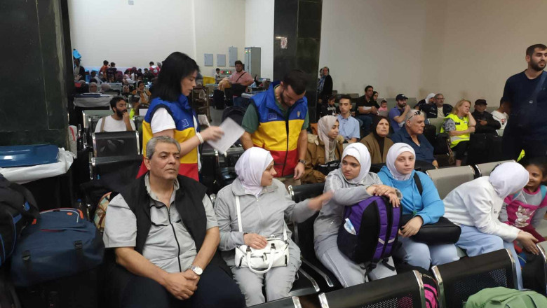 MAE: 17 cetateni romani si familiile acestora aflati in Fasia Gaza au fost evacuati in Egipt Imagine