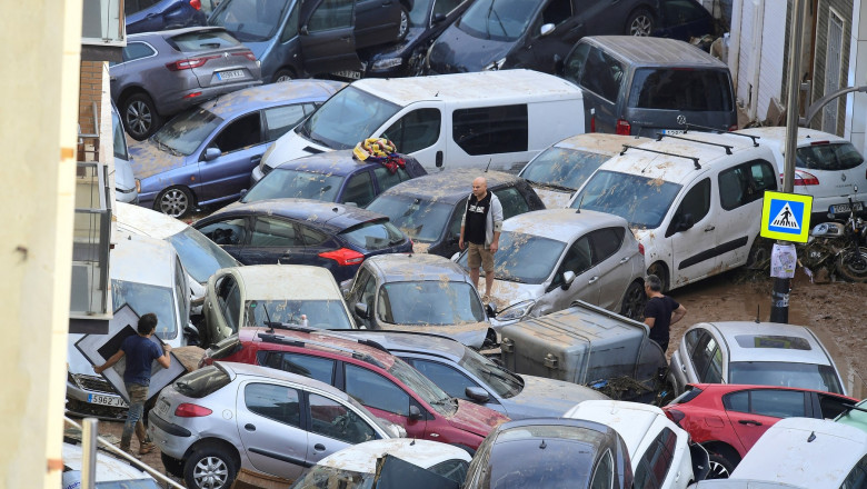 MAE: 6 din cei 22 de romani dati disparuti dupa inundatiile din Spania sunt in siguranta. Se fac verificari in legatura cu ceilalti 16 Imagine
