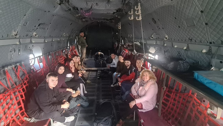 MAE: Alti 13 romani aflati in Turcia, intre care si doi copii, sunt adusi cu un avion MApN in Romania Imagine