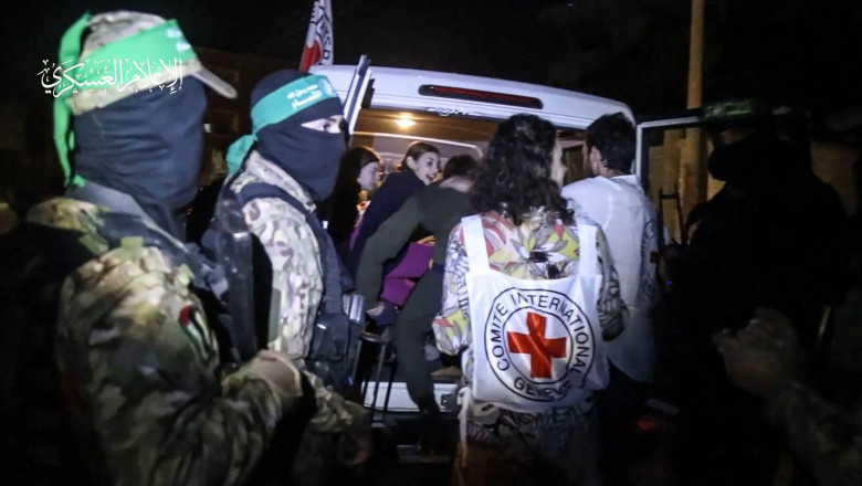 MAE: Doi ostatici cu dubla cetatenie, romana si israeliana, se afla printre persoanele eliberate din Fasia Gaza Imagine