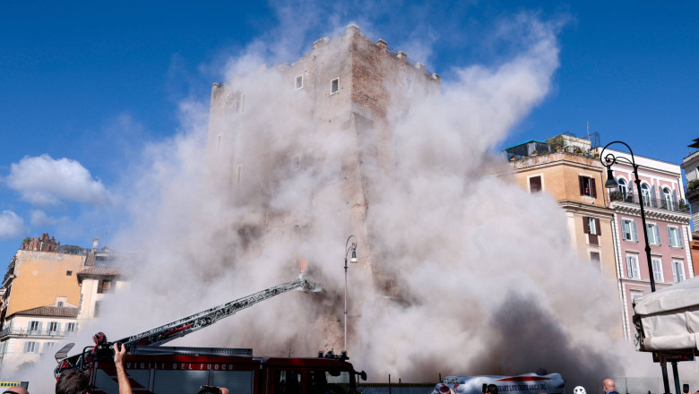 MAE: Doi romani, afectati de prabusirea unui turn medieval din centrul Romei. Unul e ranit usor, celalalt e inca prins sub daramaturi Imagine
