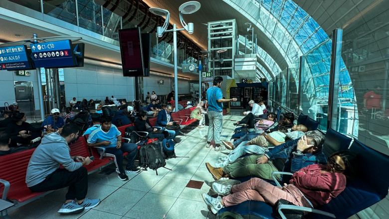 MAE: Doua grupuri de romani sunt blocate pe Aeroportul din Dubai din cauza inundatiilor Imagine