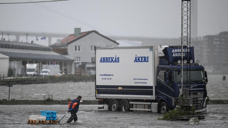 MAE ii atentioneaza pe romanii care vor sa mearga in Suedia: Sunt coduri rosu si portocaliu de averse si inundatii Imagine