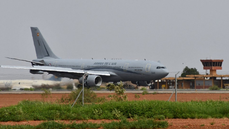 MAE: Patru cetateni romani au fost evacuati din Niger, cu destinatia Paris. In prezent nu mai este nicio solicitare de evacuare Imagine