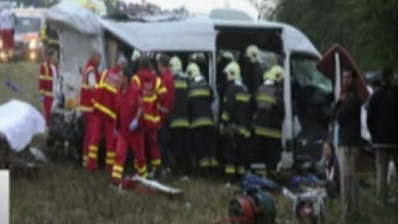 MAE: Trei romani au murit si 18 sunt raniti intr-un accident in Ungaria Imagine