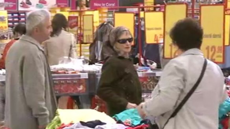 Magazinele sunt din nou pline. Dupa o zi de pauza, romanii s-au intors la cumparaturi. Imagine