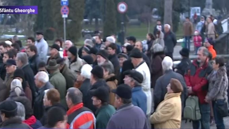 Maghiarii din Sfantu Gheorghe protesteaza. Prefectul cere reintroducerea pedepsei pentru ofensa insemnelor nationale Imagine