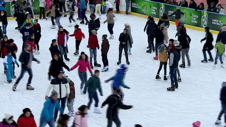 Magie pe gheata, la parcul acvatic. Patinoarul de 600 de mp este deschis in fiecare zi  Imagine