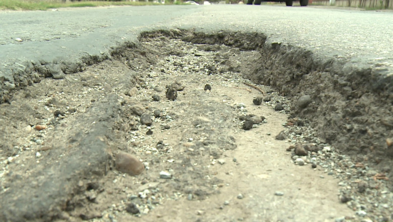 Mai mult de 30 de gospodarii din Targusor au crapat, iar pe drum s-au format cratere Imagine