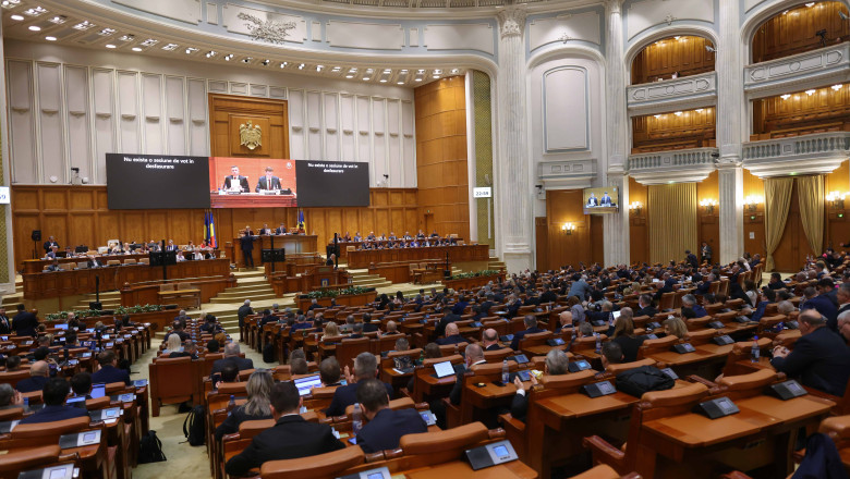 Mai mult de doua treimi dintre romani considera ca este momentul schimbarii complete a clasei politice (sondaj)