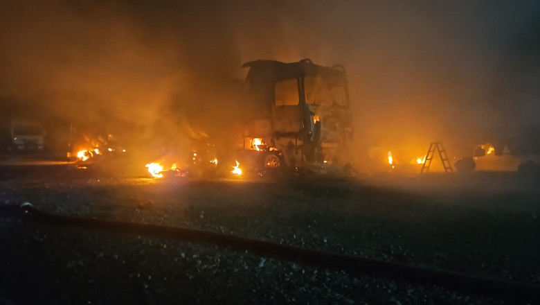 Mai multe cisterne au luat foc intr-o parcare din localitatea 2 Mai. A fost emis un mesaj RO-ALERT Imagine