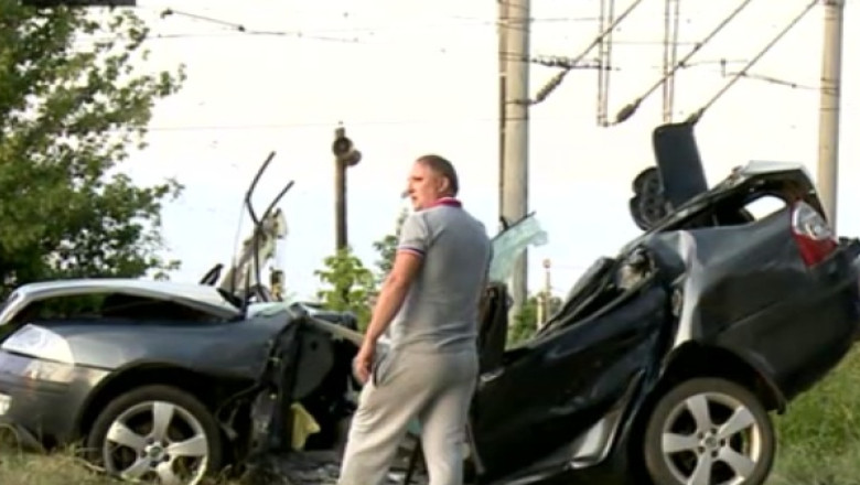 Mai multe trenuri au avut intarzieri, dupa ce un stalp s-a prabusit pe sine Imagine