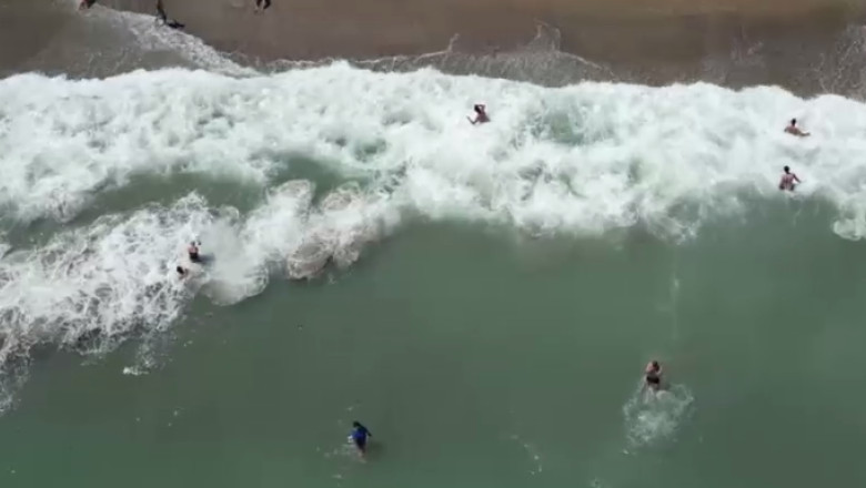 Mai multi adolescenti, aproape sa se inece pe litoral. Un baiat de 16 ani a fost salvat dupa ce au intervenit sase salvamari Imagine