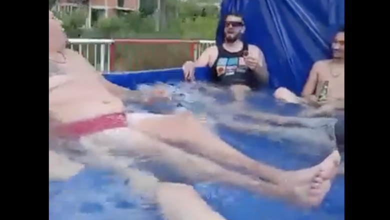 Mai multi barbati din Arges au transformat bena unei autoutilitare in piscina, cu care se plimbau pe strazile comunei Imagine