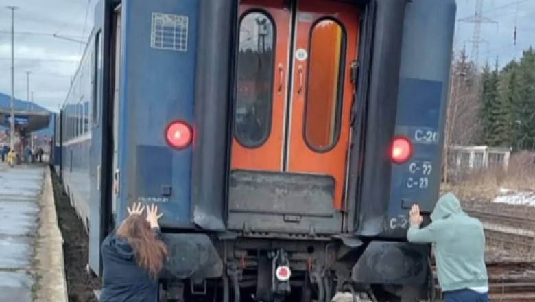 Mai multi calatori s-au apucat sa impinga un tren blocat dupa ce locomotiva s-a defectat in Predeal Imagine