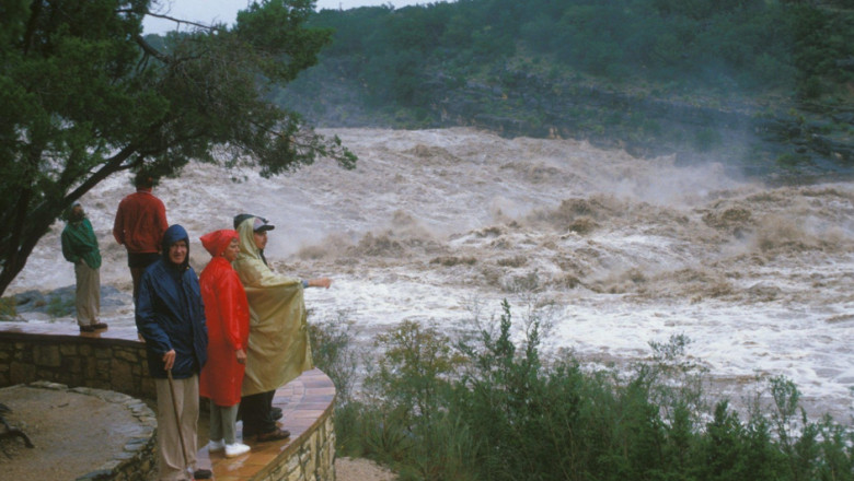 Mai multi morti si disparuti in inundatiile din Texas. O tabara de copii, maturata de viitura: „Lipsesc, nu suntem siguri cati” Imagine