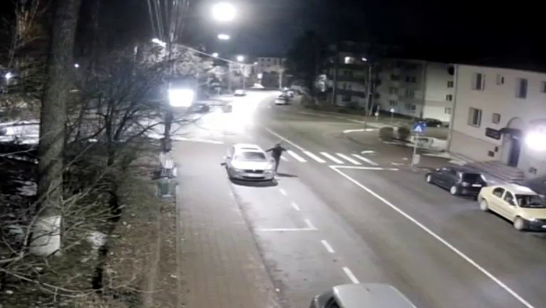 Mai multi oameni s-au trezit cu masinile distruse peste noapte, in Suceava. Un barbat, filmat in timp ce le loveste si rupe oglinzile Imagine