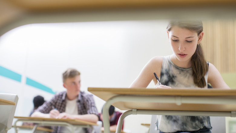 Mai multi tineri revoltati au dat in judecata guvernul din cauza unui examen incheiat cu 90 de secunde mai devreme Imagine