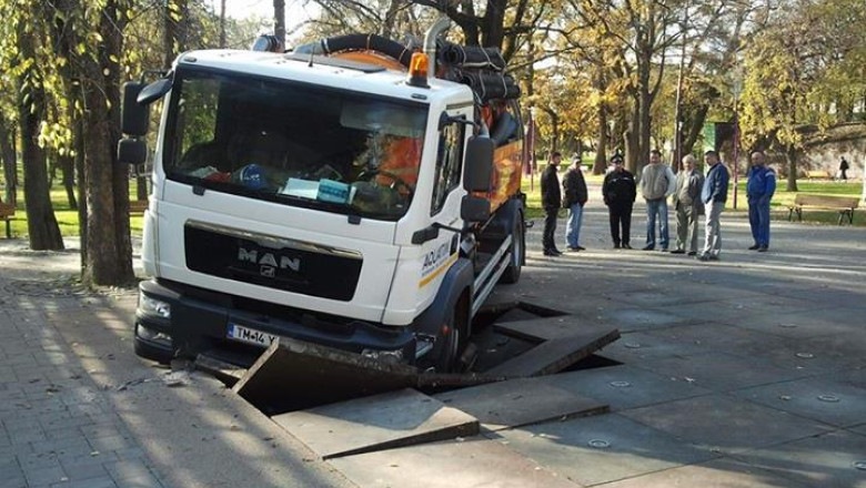 Mai usor cu masina de interventie... prin parc! Imagine