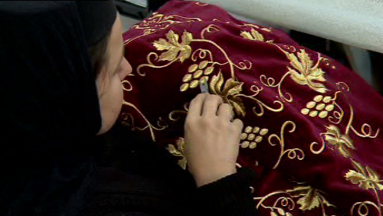 Maicile din Copou lucreaza la straiele noi pentru Sfanta Parascheva Imagine